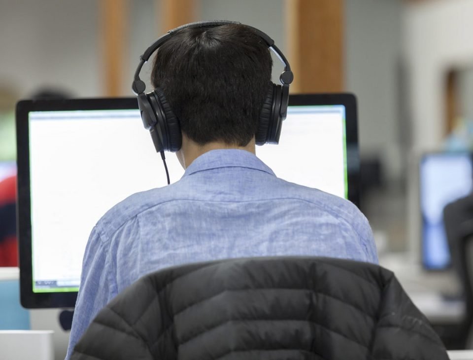 Guia do Jovem Arquiteto: 11 Regras para Usar Fones de Ouvido no Escritório 27 11 Regras para Usar Fones de Ouvido no Escritório 2
