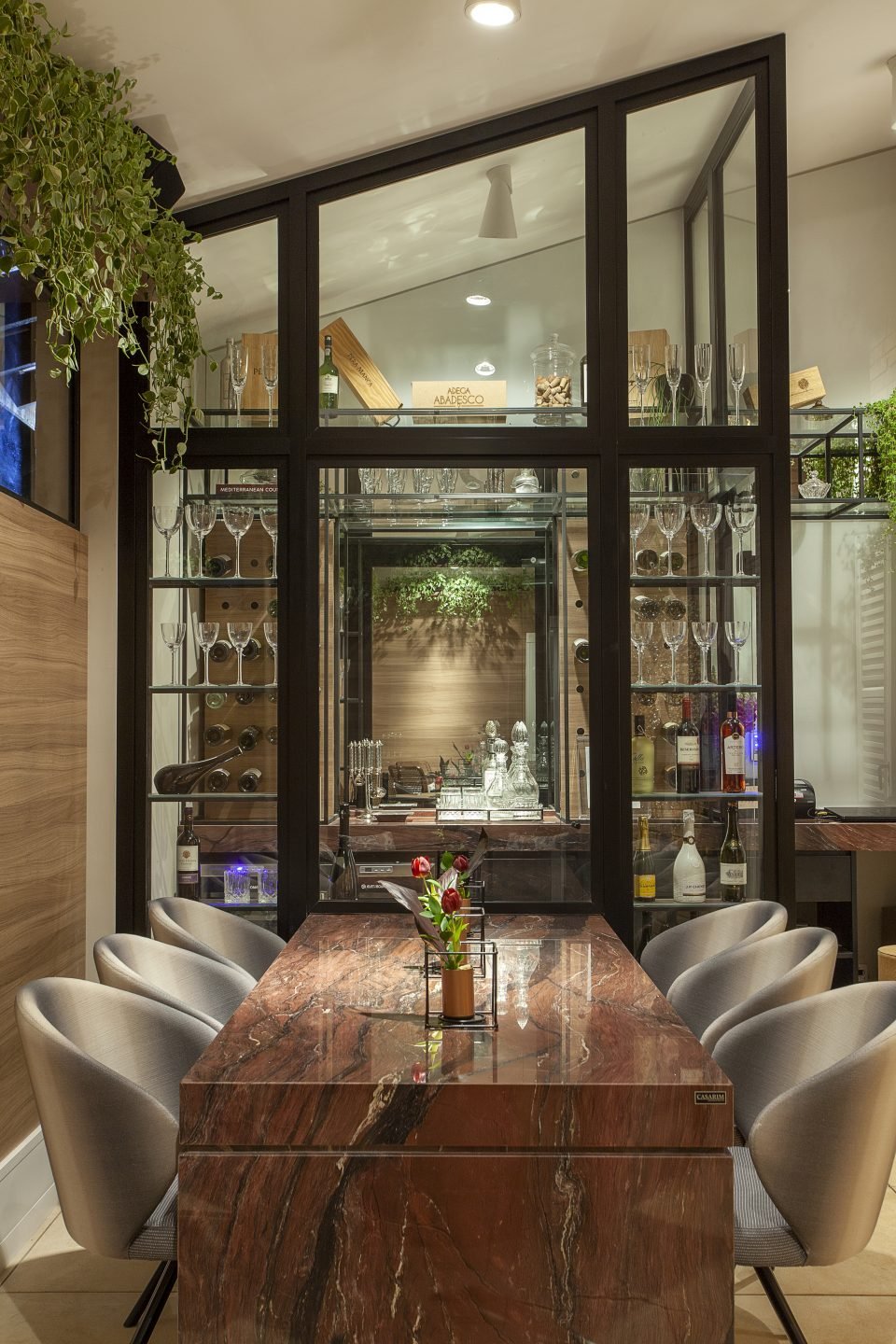 8 tipos de adegas de vidros Cebrace para inspirar o seu projeto. 55 As adegas de vinho também são um sucesso nos restaurantes. O projeto dos arquitetos Elton Casarin e Patricia Bonadia reúne o estilo clássico contemporâneo com um ambiente de tirar o fôlego. O espaço reduzido foi envidraçado para convidar os clientes a apreciarem a escolha de um bom vinho, resultando em um canto de personalidade no projeto com esquadrias largas que demarcam a arquitetura do local. Detalhes que fazem a diferença na experiência do consumidor!
