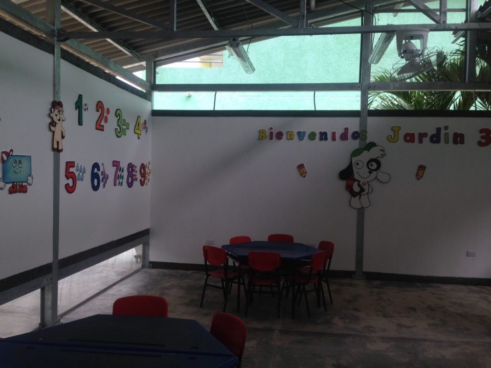 Blocos Plásticos são utilizados para construção de salas de aula 26 Salas de aulas de Blocos Plásticos