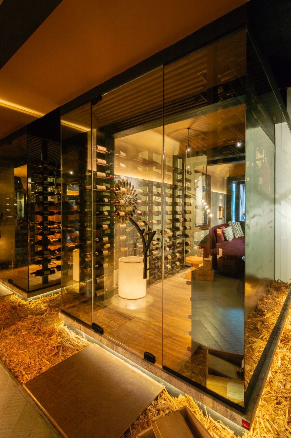 8 tipos de adegas de vidros Cebrace para inspirar o seu projeto. 54 No espaço Wine Lounge do arquiteto Racine Mourão o destaque vai para a adega, com vidro Cebrace Reflecta, para quem quer um leve reflexo com elegância, criando uma espaço exclusivo e destinado para a apreciação de bons vinhos, com decoração e iluminação intimista.