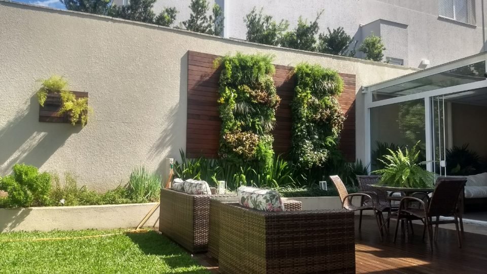 Jardim Vertical: Tudo que você precisa saber para ter um jardim vertical passo a passo em sua casa, apartamento ou no trabalho! 56 Jardins verticais externos tem a vantagem de ter luz solar direta natural que os faz prosperar.