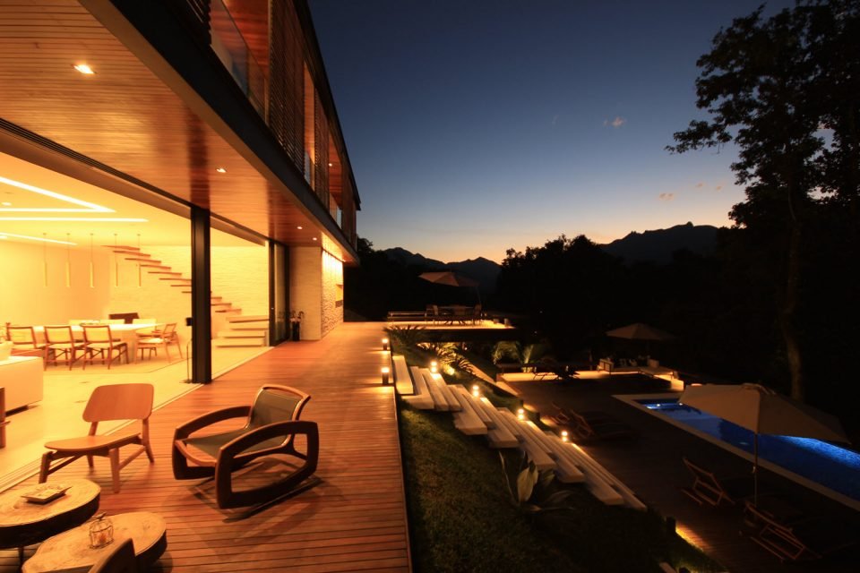 VIVAZ AMBIENTAÇÃO & 708 ARQUITETURA trazem o Arquiteto UGO NITZSCHE para Campina Grande 52 residencia mangaratiba 07 sala de jantar à esquerda deck
