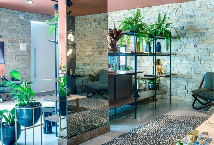 Experiência imersiva: 3 inspirações com espelhos 33 Arq. Aline Carvalho Albiéri Márcia Aparecida Albiéri e Fátima Helena Bastos Mesquita Estar Junto vidro Cebrace Extra Clear e Espelho Cebrace bronze 1