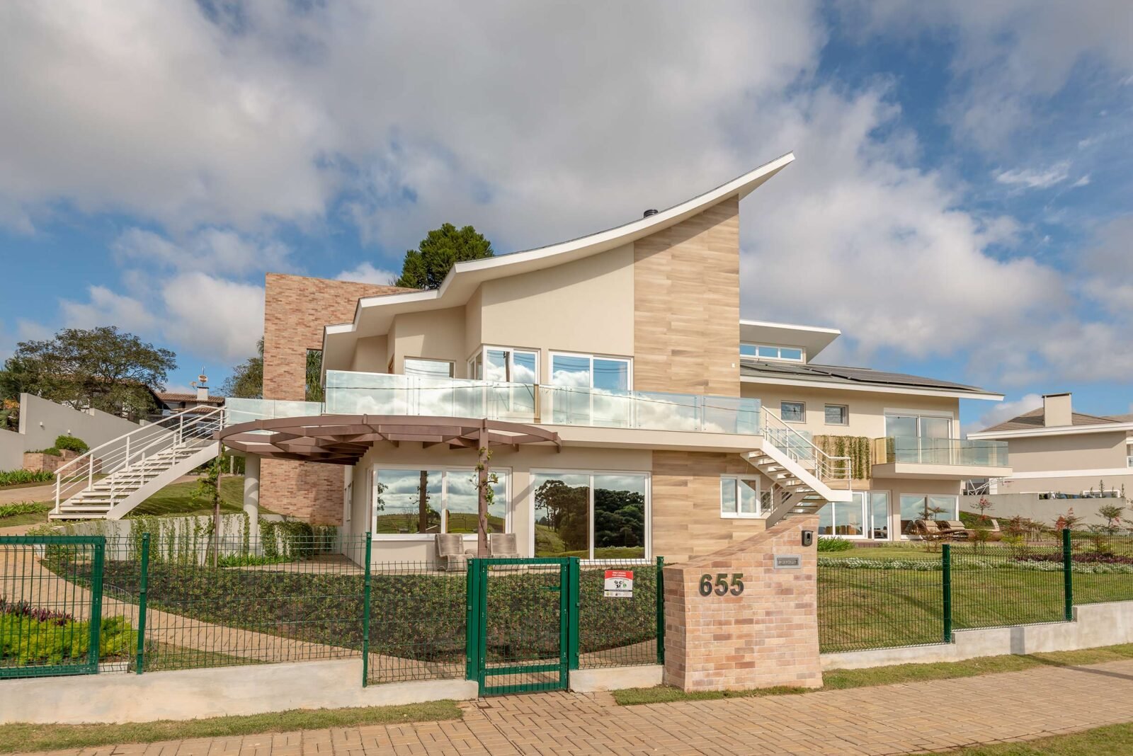 Como fazer uma casa mais sustentável? 25 Casa Onda Selo GBC Brasil Casa Vidro Habitat Refletivo Champanhe 21