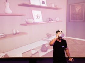Desenvolvendo Soluções inovadoras usando Inteligência Artificial na Arquitetura 42 Evento Design Tank William Marini em um evento do Design Tank demonstrando a visualizacao de um ambiente com uso do oculos de realidade virtual