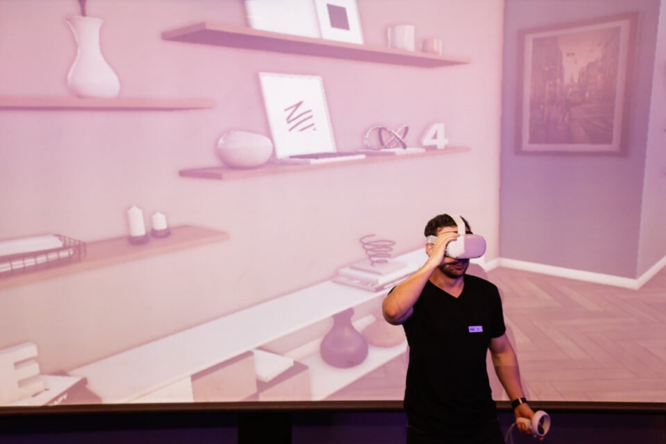 Desenvolvendo Soluções inovadoras usando Inteligência Artificial na Arquitetura 52 Evento Design Tank William Marini em um evento do Design Tank demonstrando a visualizacao de um ambiente com uso do oculos de realidade virtual