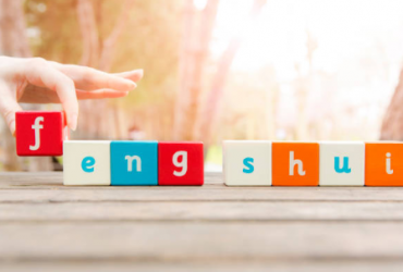 Cubos coloridos com as letras da palavra FENG SHUI