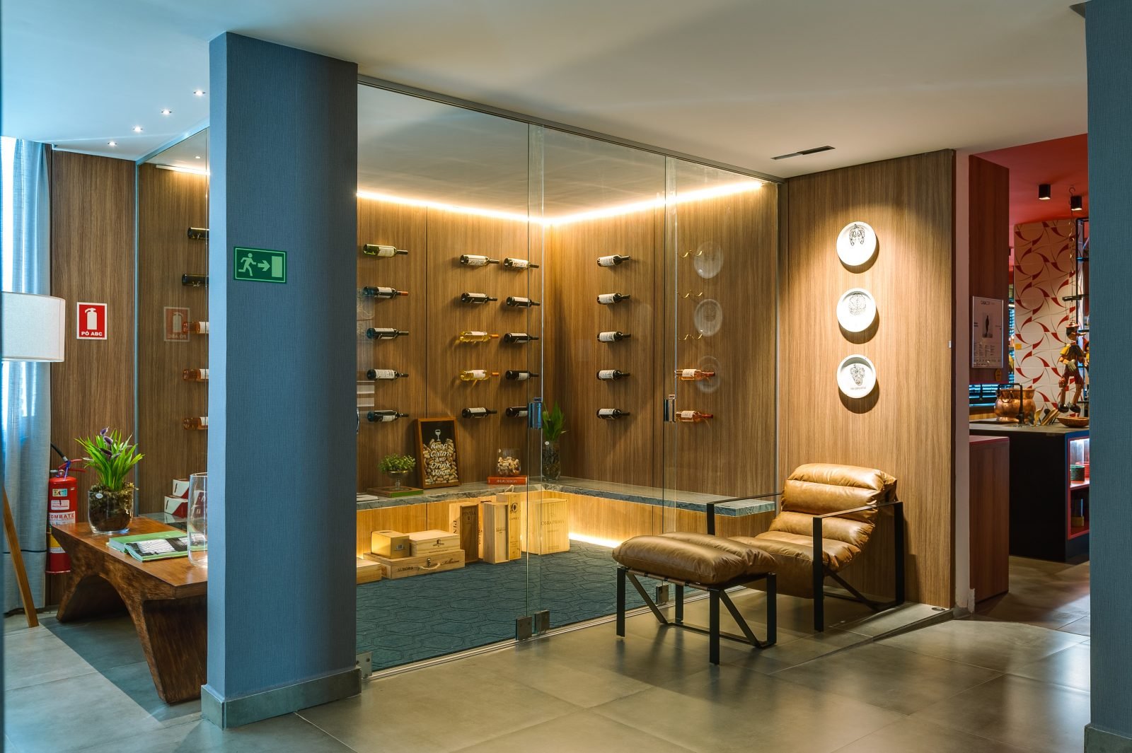 8 tipos de adegas de vidros Cebrace para inspirar o seu projeto. 25 Sala de Jantar Arq. Mayra Oliveira Foto Estúdio OnzeOnze