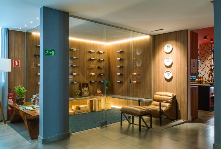 8 tipos de adegas de vidros Cebrace para inspirar o seu projeto. 42 Sala de Jantar Arq. Mayra Oliveira Foto Estúdio OnzeOnze
