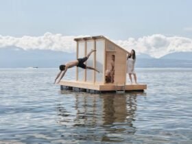 Esta sauna flutuante na Suíça permite que você vaporize, mergulhe e repita 51 Trolle Rudebeck criou a Loyly Prefab Sauna 10