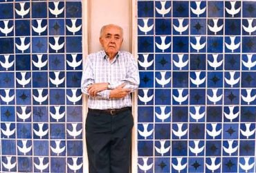 O arquiteto Athos Bulcão em frente ao painel da igrejinha de Nossa Senhora de Fátima em Brasília. Há 20 anos ele inspirou um grupo de admiradores a criar uma fundação para divulgar suas obras (Foto: Acervo Athos Bulcão/Divulgação)