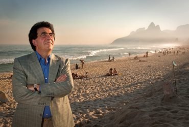 O arquiteto espanhol Santiago Calatrava, autor do projeto do Museu do Amanhã, posa na praia de Ipanema