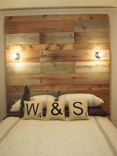 Os paletes por serem de madeira, facilitam a utilização de arandelas, e luminárias pois não é necessário a quebra da parede para isso. 