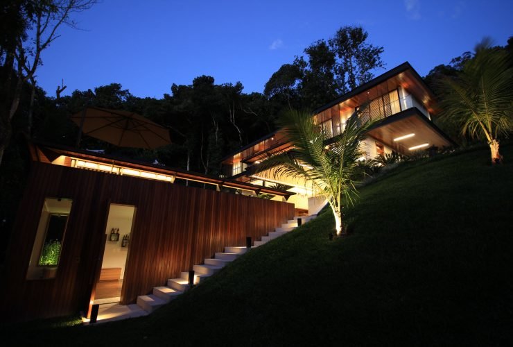 VIVAZ AMBIENTAÇÃO & 708 ARQUITETURA trazem o Arquiteto UGO NITZSCHE para Campina Grande 30 residencia mangaratiba 05 acesso sala de jogos à esquerda e escada que leva à área gourmet