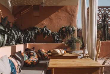 O melhor dessa tendência é que combina perfeitamente com materiais naturais, como vime e palha (falamos sobre a alta desses materiais no conteúdo sobre Grandmillennial Style). Nos “souks” (lojas tradicionais da região) de Marrakech, é possível encontrar todo tipo de decoração artesanal, como abajures e itens para mesa, além de diversas opções de tapetes e almofadas. Essa cultura rica em cores e detalhes tornou-se inspiração para transformar os ambientes neutros de maneira fácil e com resultado imediato.